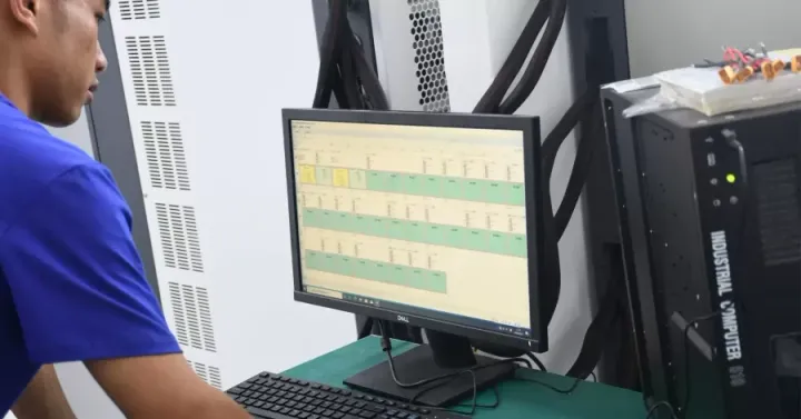 Charging and discharging aging tester recording battery cycle data
